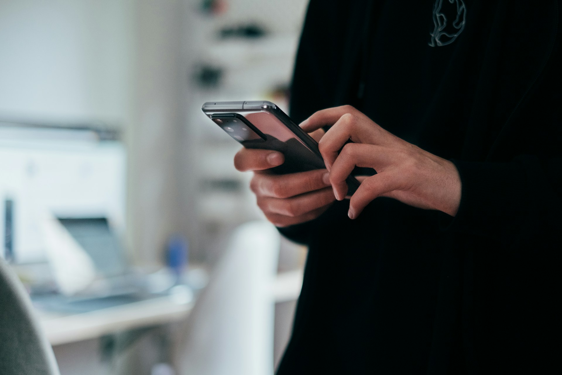 Persona usando smartphone en entorno empresarial - CeluYa financiamiento
