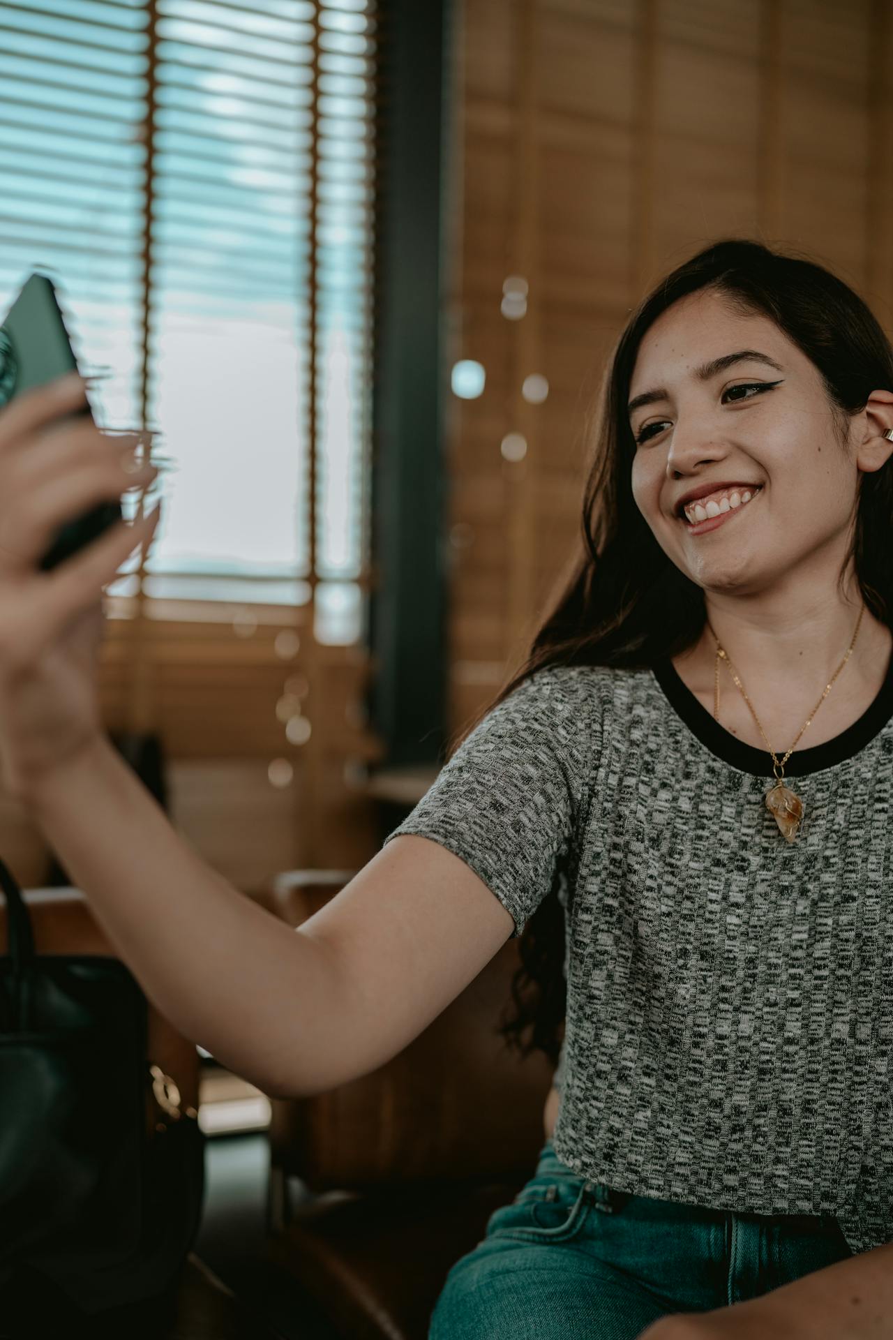Clientes satisfechos - Persona sonriendo con smartphone